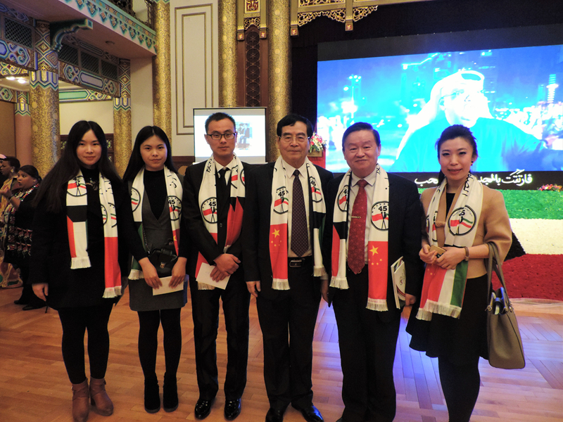 阿语系师生和我国前驻巴林大使杨伟国合影_副本.jpg